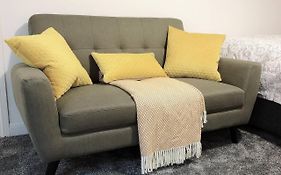 Flat 2 - Entire Modern Two Bedrooms Home With En-Suite & Free Parking Close To Qmc, City Centre And Notts Uni - Self Check In