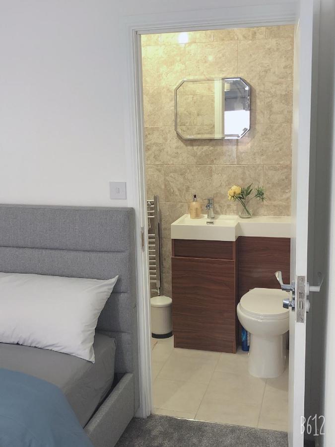 Modern Two-Bedroom Suite: City Centre Convenience Nottingham Exterior photo